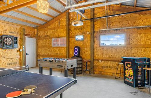 Emigrant House | 30 Miles To Yellowstone Hot Tub Game Room Ac