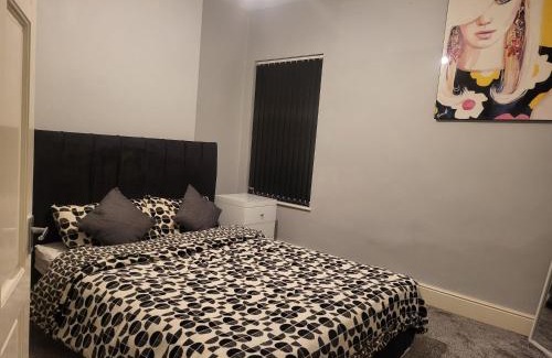 Burslem Apartment | 30 mins from Alton Towers - Panama Apartments Lodge
