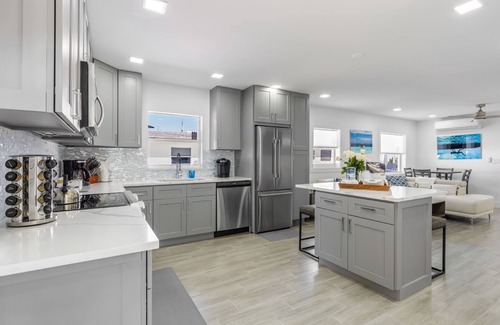 Lauderdale-by-the-Sea Resort | 300 STEPS TO WHITE SAND BEACH /HEATED POOL /HOT TUB/MONTHLY SUMMER SPCLS - H4