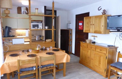 Les Contamines-Montjoie Apartment | 300m from ski slopes, 1st floor, view swimming pool, balcony, parking, tv, ski locker, 42m²