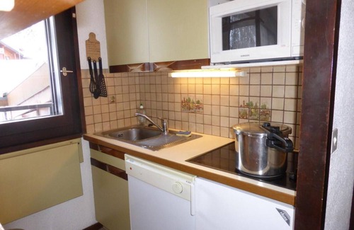 Les Contamines-Montjoie Apartment | 300m from ski slopes, 1st floor, view swimming pool, balcony, parking, tv, ski locker, 42m²