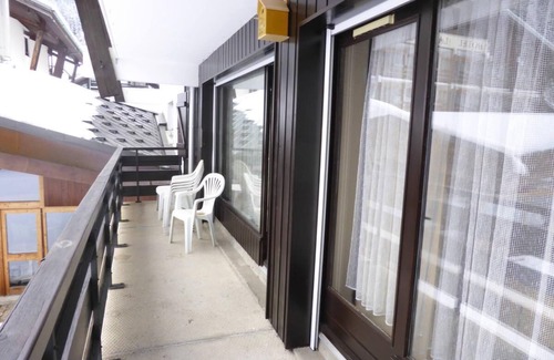 Les Contamines-Montjoie Apartment | 300m from ski slopes, 1st floor, view swimming pool, balcony, parking, tv, ski locker, 42m²