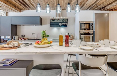 Champagny-en-Vanoise Apartment | 300m from ski slopes, terrace, fireplace or stove, parking, tv, ski locker, 96m²