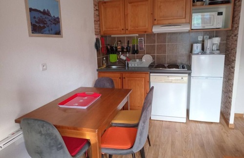 Albiez-le-Vieux Apartment | 300m from shops, 1st floor, view mountain, balcony, parking, tv, ski locker, 33m², Albiez Montrond
