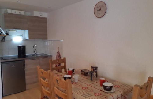 Mont-de-Lans Apartment | 300m from shops, 3rd floor, balcony, tv, ski locker, 22m², Les 2 Alpes
