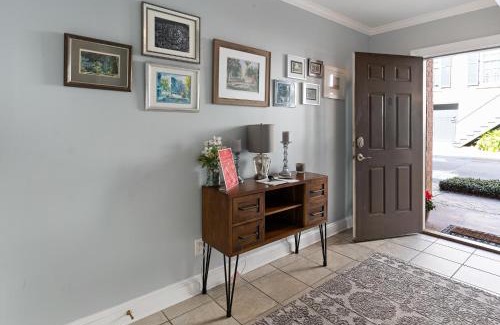 Historic Downtown Savannah House | 305 W Taylor Garden