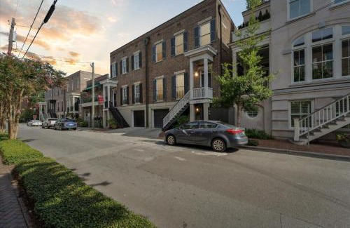 Historic Downtown Savannah Apartment | 308 W Taylor Street Garden