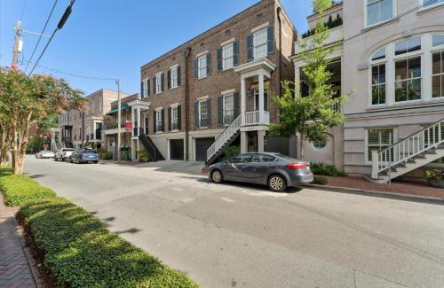 Historic Downtown Savannah Apartment | 308 W Taylor Street Garden