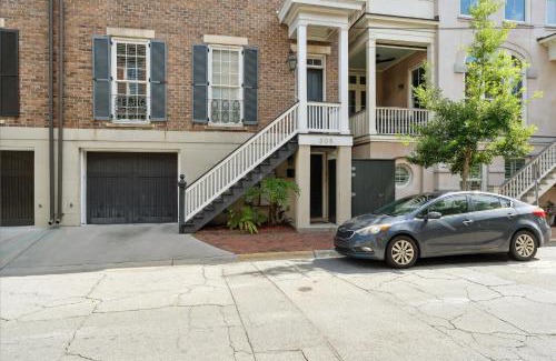 Historic Downtown Savannah Apartment | 308 W Taylor Street Garden