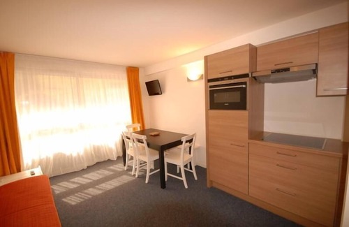 Eaux-Bonnes Apartment | 30m from ski slopes, 1st floor, view ski slopes, tv, 40m², Gourette