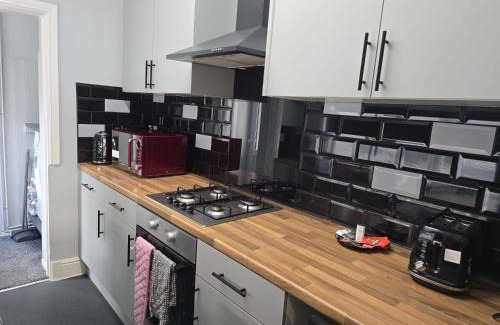 Burslem Apartment | 30mins from Alton Towers - Panama Apartments Lodge