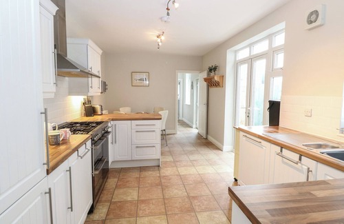 Great Yarmouth Cottage | 34 NORTH DENES ROAD, pet friendly, with a garden in Great Yarmouth