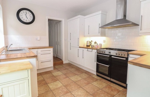 Great Yarmouth Cottage | 34 NORTH DENES ROAD, pet friendly, with a garden in Great Yarmouth