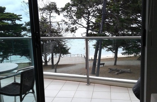 Cowes House | 340 THE WAVES, Studio Unit, across the road from the beach, lift access.