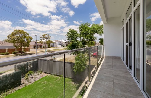 Belmont House | 3401 Homely 4x2 Townhouse near City and Airport