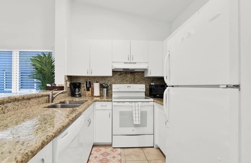 Mission Bay Apartment | 350D - Boca Retreat w/Pool, Parking, Near Evert Tennis & Shops