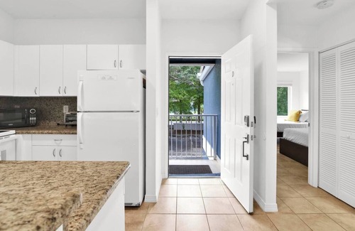 Mission Bay Apartment | 350D - Boca Retreat w/Pool, Parking, Near Evert Tennis & Shops