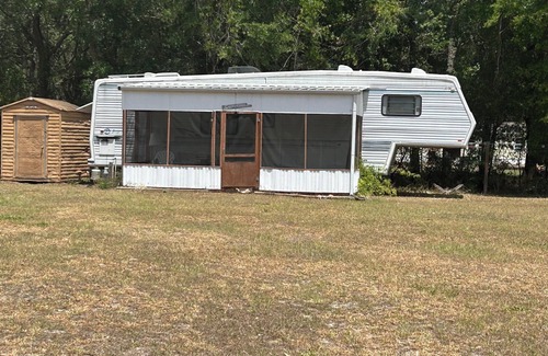 Summerfield House | 36’ Vintage Comfortable RV Screened Patio, 3 Acres 15min to Ocala & The Villages