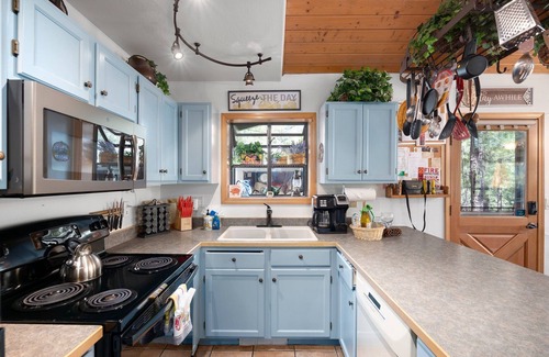 Munds Park Cabin | 360° deck. Head north with your dog and your jacket!