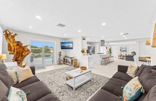Venetian Way House | 368 Carmine Dr