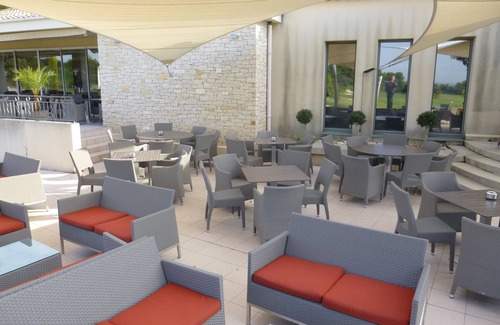 Saumane-de-Vaucluse Apartment | 38 m² apartment with terrace in the heart of a Golf course with bar and restaurant
