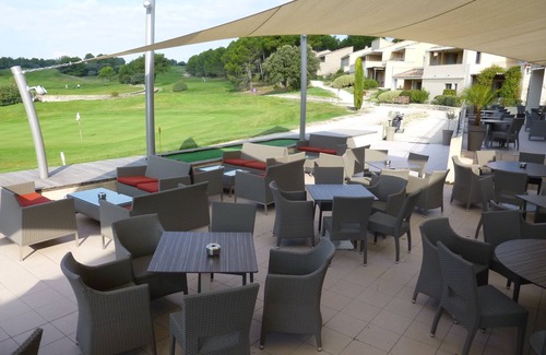 Saumane-de-Vaucluse Apartment | 38 m² apartment with terrace in the heart of a Golf course with bar and restaurant