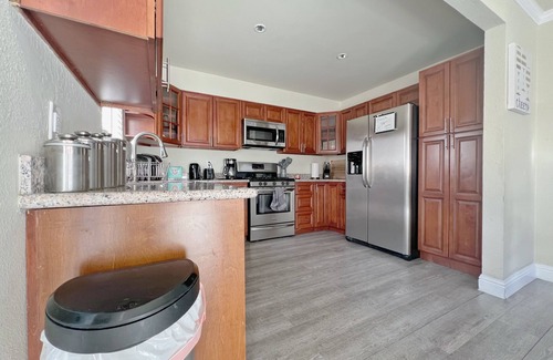 Hayward House | 3B2B Urban Style SFH *Parking*W/D*Central location