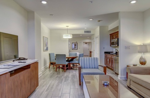 Fort Walton Beach - Destin Hotel | 3BD Deluxe/Destin - Pool View, Beach Access, and Shopping