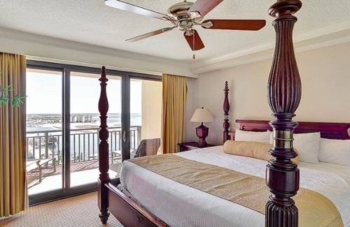 Fort Walton Beach - Destin Hotel | 3BD Deluxe/Destin - Pool View, Beach Access, and Shopping