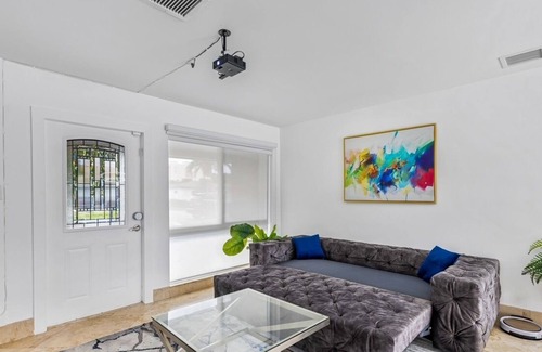 Dania Beach Villa | 3BDR Villa-Private pool-4 min Dania Beach-8ppl