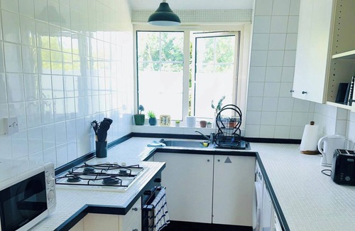 Downham Apartment | 3Bed Apartment Sleeps 6 - Free Parking, Wifi