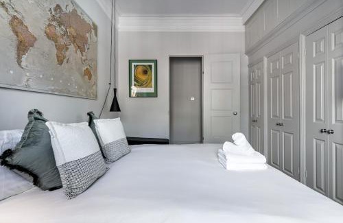South Kensington Apartment | 3bed Design Gem in Kensington