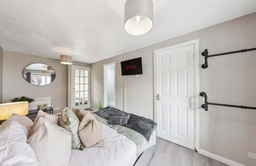 Basildon House | 3Bed, Sleeps 7, TV in Each Room, Garden, Parking