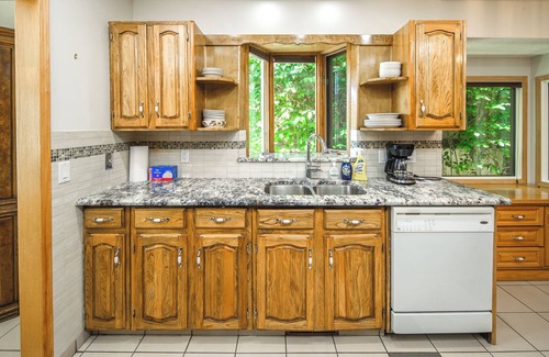 Northwest Calgary House | 3Bedroom 2Full Bath Double Garage near DT&YYC PetOK