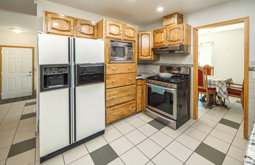 Northwest Calgary House | 3Bedroom 2Full Bath Double Garage near DT&YYC PetOK