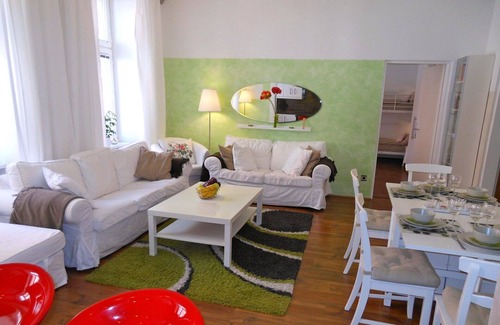 Vienna Apartment | 3bedrooms, 8 - 10 pax, Air-Conditioning, Cable TV, Wifi, 10 min to City Centre
