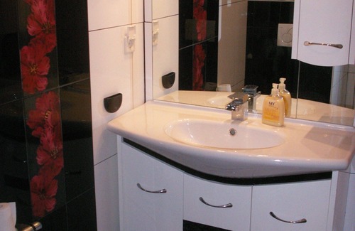 Vienna Apartment | 3bedrooms, 8 - 10 pax, Air-Conditioning, Cable TV, Wifi, 10 min to City Centre