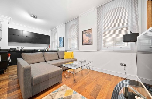 Lime Street Apartment | 3BG Historic Flat 1BR sleeps 4 Aircon Balcony