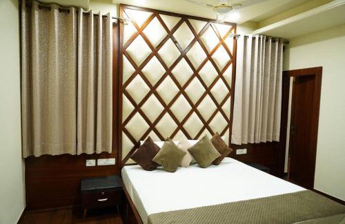 Malviya Nagar Apartment | 3Bhk Viona luxury Apartment W Netflix Prime WiFi Jacuzzi Rooftop