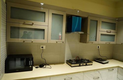 Malviya Nagar Apartment | 3Bhk Viona luxury Apartment W Netflix Prime WiFi Jacuzzi Rooftop