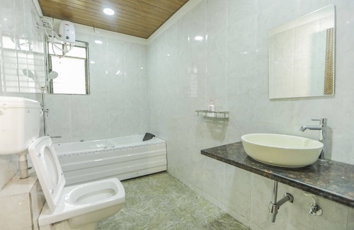 Igatpuri Hotel | 3BHK w/Pool - Harmony Palace by Universe Villas