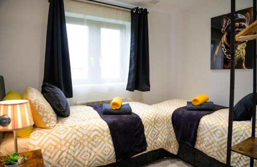 Bramcote House | 3BR,1 bathroom,1 shower,CCTV, Secure Free Parking,500Mb-WI Fi,Netflix,Fully Equiped kitchen,Perfect for business trip & Families holiday or working proffesionals-long term just 5 min from M1,10 min to City centre,Garden furniture to Relaxing in the garden