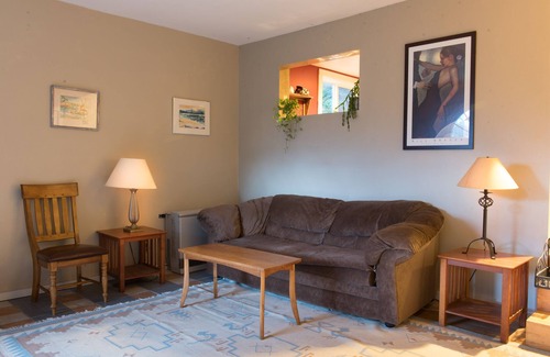 Warren House | 3BR 2 BA Sunlit 4 Story House In Warren - Great Mountain Views