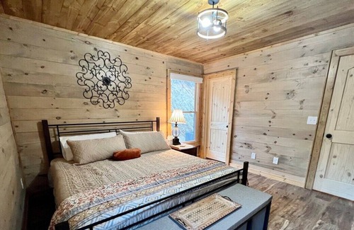McCaysville Cabin | 3BR/2BA Cabin on 3 acres with a small pond and outdoor fireplace
