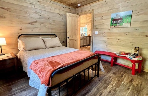 McCaysville Cabin | 3BR/2BA Cabin on 3 acres with a small pond and outdoor fireplace