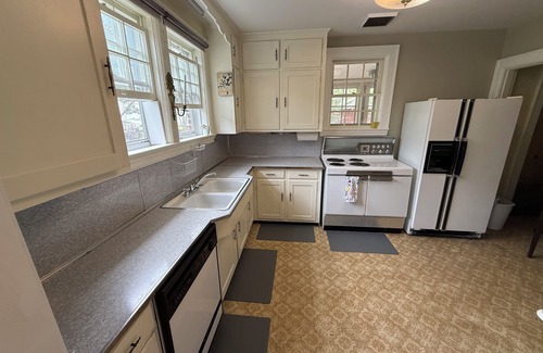 Martinsville Cottage | 3BR/2BA Cottage Sleeps 6 Short Walk to Smith River – Martinsville