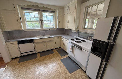 Martinsville Cottage | 3BR/2BA Cottage Sleeps 6 Short Walk to Smith River – Martinsville