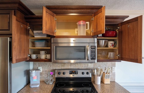 Jackson House | 3BR 2BA Home Fenced In Yard Quiet Neighborhood Pets Welcome