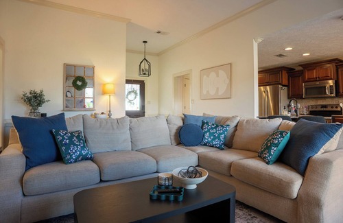 Jackson House | 3BR 2BA Home Fenced In Yard Quiet Neighborhood Pets Welcome