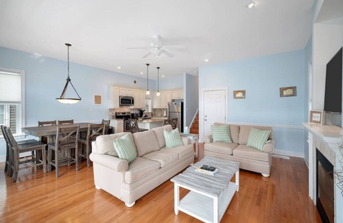 Gold Coast House | 3BR/2BA Modern Beach Home